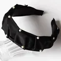 Elegante cerchietto in raso nero plissettato decorato con perle finte bianche - Nero Perlato