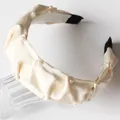 Eleganter beiger Satin-Haarreif mit Perlenverzierung und stilvoller Faltenoptik - Perlenbeige
