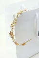 Serre-tête élégant en alliage doré avec perles blanches et accents de feuilles - Perle Blanche