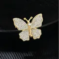 Spilla a farfalla dorata con strass brillanti su elegante sfondo nero testurizzato - Giallo