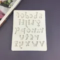 Detaillierte Draufsicht auf eine weiße Silikonform mit 26 Kleinbuchstaben und Und-Zeichen - Großbuchstaben Stil (Nr. 1) / Grau
