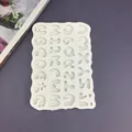 Makroaufnahme einer weißen Silikonform mit A-Z Großbuchstaben und Satzzeichen - Kleinbuchstaben und Symbole Stil (Nr. 2) / Grau
