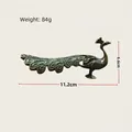 Gedetailleerde weergave van de pauw ornament afmetingen: 11,2 cm bij 6,6 cm - Grote Lopende Pauw / Brons