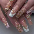 Faux ongles amande faits main avec fleurs 3D dorées, perles et breloques papillon - Style Papillon Fleurs Peintes en Oro 3D de Luxe (3XA2-14523) / Emballage en boîte