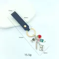 Portachiavi per insegnante con mela rossa, matite colorate e targa #1 Teacher - Stile cinturino in pelle blu scuro (皮革扣1)