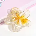 Pinza per capelli a forma di plumeria con sfumatura giallo arancio in resina - Motivo a Fiocco di Neve Giallo