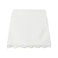 Dettaglio dell'elegante bordo in pizzo sulle ciglia sull'orlo di una gonna bianca - XS / Bianco
