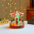 Detail der beleuchteten Karussell-Spieluhr mit rot-goldenen Motiven und LED-Licht - Rotierendes Schaukel-Modell (Mit Licht & Musik)