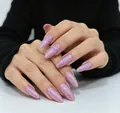 Detail van lange stiletto plaknagels met roze glitters en een sprankelende afwerking - Roze Paars Glitter Amandel Stijl (AW536) / Set van 24 (Inclusief Jelly Lijm + Vijl)