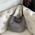 Handgefertigte graue gewebte Strandtasche mit schwarzen Lederriemen und Hornknopf - Groß (Mit Innentasche) / Grau