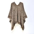Close-up of leopard pattern knit poncho with tassel details and V-neckline - 130x150cm / Pullover Leopard Tassel Khaki