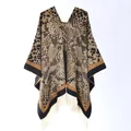 Close-up of leopard and snake print poncho with tassel hem and knit texture details - 130x150cm / Pullover Leopard Tassel Black Yellow