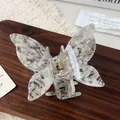 Pince à cheveux papillon blanc nacré avec texture marbrée en acétate et ressort doré - 6.5cm / Gris