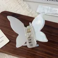 Pince à cheveux papillon blanc perle élégante avec finition en résine irisée colorée - 6.5cm / Blanc Iridescent