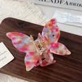 Bunte Schmetterlings-Haarklammer aus pink-blauem Marmor-Acetat mit goldener Feder - 6.5cm / Rosa