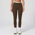 Dunkelbraune High-Waist Yoga-Hose mit weißem Kontrastbund und körperbetonter Passform - Kaffee
