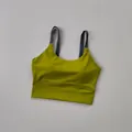 Dettaglio dell'orlo di sostegno ampio sul reggiseno sportivo verde e grigio - Verde oliva