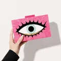 Nahaufnahme der rosa Acryl-Clutch mit Marmoreffekt und großem Augen-Design - Rosarot
