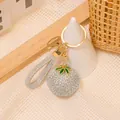 Dettaglio del portachiavi a forma di frutto con strass e finiture dorate su griglia - Portachiavi Bacca Strass Bianco Argento con Corda in Pelle (Stile 4 con Corda)