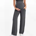 Détail du pantalon de maternité large gris foncé avec taille haute et poches latérales - Gris