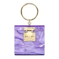 Detail der lila Marmor-Acryl-Clutch-Tasche mit goldenem Rundgriff und Verschluss - Lila