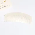 Peigne à cheveux marbre blanc nacré irisé avec un design incurvé antistatique - Arc Beige