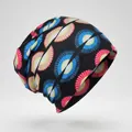Détail du bonnet avec motifs géométriques colorés et texture du tissu en maille douce - Géométrique Pop Art sur Fond Noir (Motif 9)