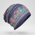 Vue détaillée de la doublure en satin doux dans le bonnet à motifs bohémiens - Fleurs Ethniques Violettes et Roses (Motif 13)