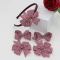 Détail du lot de 5 accessoires cheveux à carreaux rouges et blancs style anglais - Ensemble à Carreaux Nœud / Bordeaux