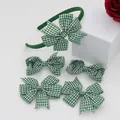 Détail d'un serre-tête et barrettes à nœuds en vichy vert sur un présentoir blanc - Ensemble à Carreaux Nœud / Vert
