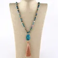 Détail du collier bohème perlé avec pierre turquoise et pompon en soie orange clair - 86cm / Bleu Ciel