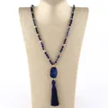 Détail du collier bohème avec pierre naturelle bleu foncé et long gland en soie - 86cm / Bleu foncé