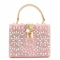 Dettaglio della borsa clutch in acrilico rosa con fiori di strass e manico dorato - Rosa