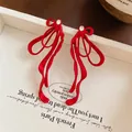 Eleganti orecchini a fiocco rosso con strass scintillanti su portagioie beige - Rosso (Perno in Argento Sterling S925)