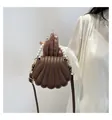 Détail d'un sac marron en forme de coquillage avec poignée perles et texture matelassée - Marron