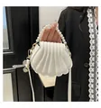 Dettaglio borsa a mano bianca a forma di conchiglia con texture a pieghe e perle - Bianco