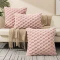 Dettaglio delle federe per cuscini in velluto a coste rosa su un divano beige - 50*50 / Rosa
