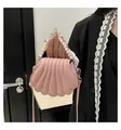 Dettaglio della borsa a tracolla rosa a forma di conchiglia con manico di perle - Rosa