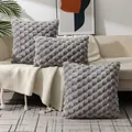 Set di cuscini in velluto a coste grigio con texture a pois su divano beige - 50*50 / Grigio