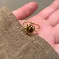 Anillo de flor de sol dorado con piedra ojo de tigre y banda trenzada para mujer - Estilo Girasol Ojo de Tigre