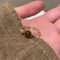 Anillo vintage dorado con piedra de ojo de tigre marrón y detalles de cristal - Estilo Estrella Zirconia Ojo de Tigre