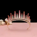 Dettaglio della tiara dorata con strass rossi e bianchi per l'acconciatura sposa - Oro KC [Rosso]