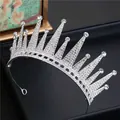 Dettaglio macro della corona da sposa in argento con cristalli e lavorazione in metallo - Argento [Bianco]