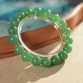 Elastisches Perlenarmband mit grünen synthetischen Türkissteinen auf Ausstellungsständer - Smaragdgrün - 10mm Perlendurchmesser