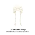 Handgefertigte Häkelmütze in Beige mit Blumenmustern, Quasten und Perlendetails - Verstellbar / Beige