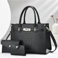 Conjunto negro de tres piezas con bolso de cocodrilo y cierre de giro dorado - 29x14x21 / Negro