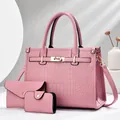 Conjunto de 3 bolsos rosas con diseño de cocodrilo que incluye bolso, cartera y sobre - 29x14x21 / Rosa