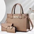 Set de 3 piezas de bolso tote camello con grabado de cocodrilo y cierre de giro dorado - 29x14x21 / Caqui