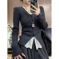 Pull en maille gris foncé cintré avec bordure en dentelle blanche et col en V boutonné - S / Gris