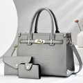 Detalle del conjunto de bolsos grises con grabado de cocodrilo y herrajes dorados - 29x14x21 / Gris